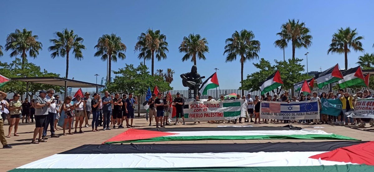 Manifestantes en Algeciras piden al Gobierno no atracar barcos con armas para Israel.