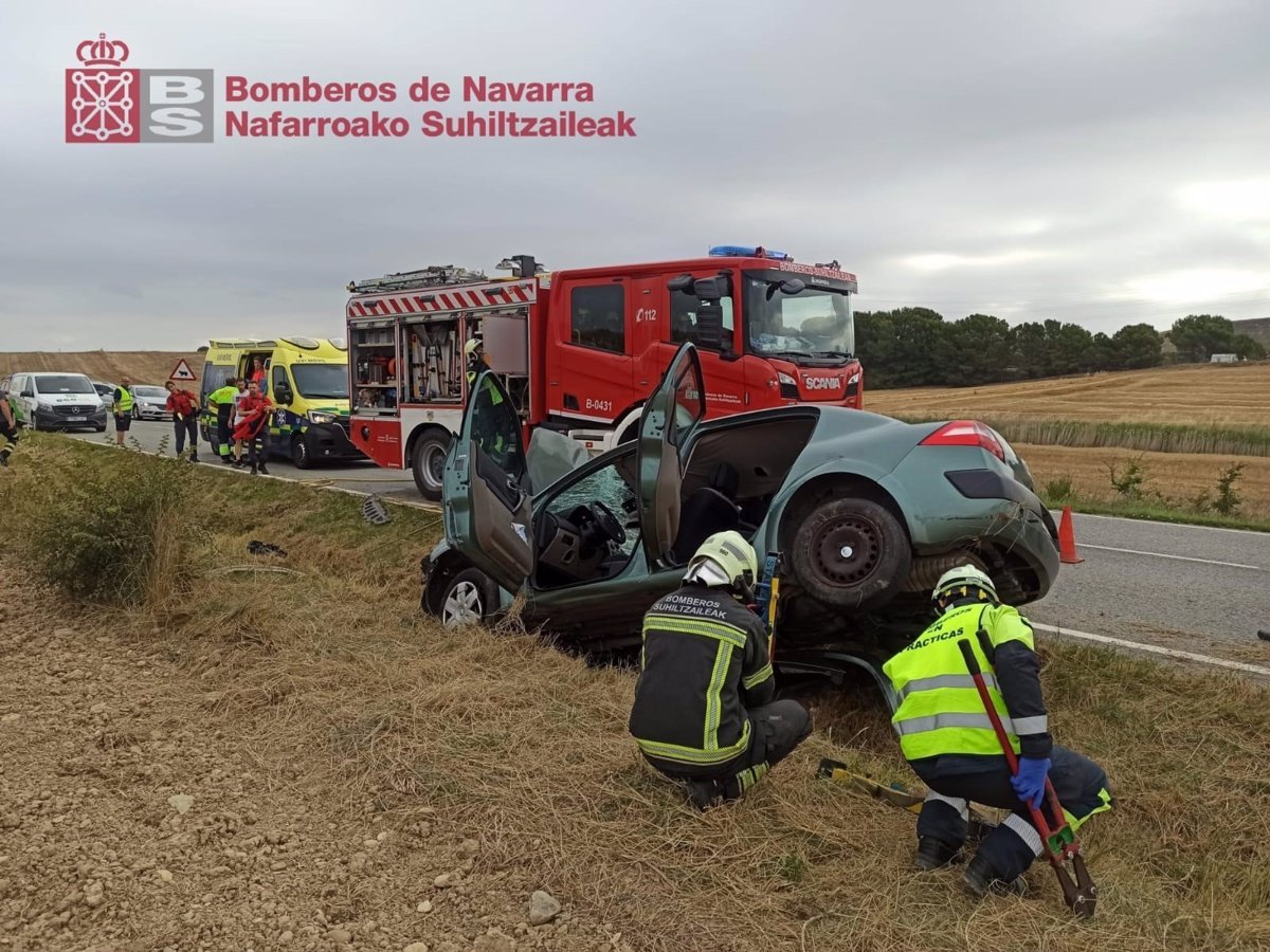 Mujer de 21 años resulta herida al volcar en Olite
