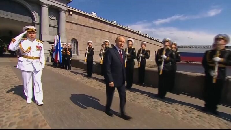 Putin amenaza a EE.UU. con misiles nucleares durante desfile naval.