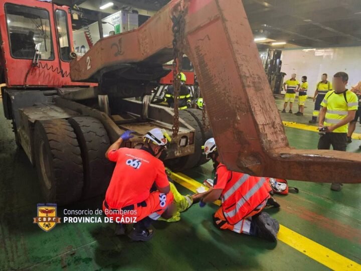 Rescate de trabajador atrapado bajo grúa en Cádiz.