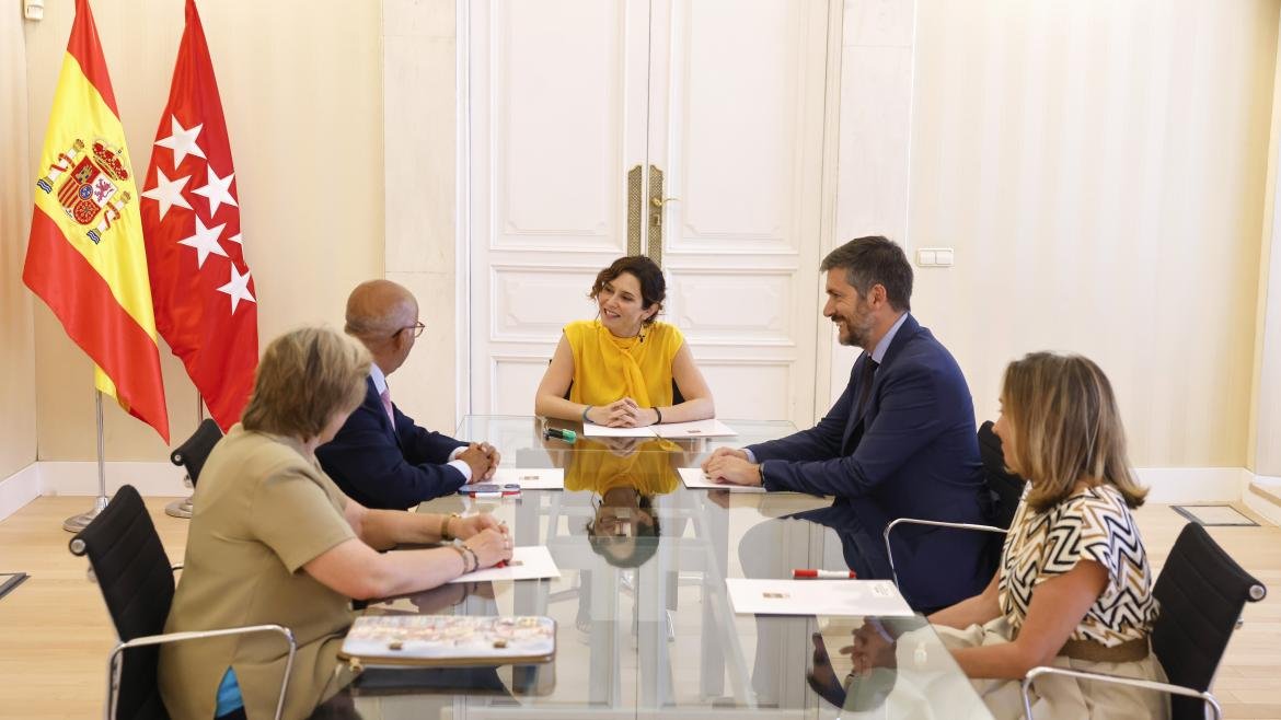 Reunión de Díaz Ayuso con graduados sociales para fortalecer relaciones laborales en la región