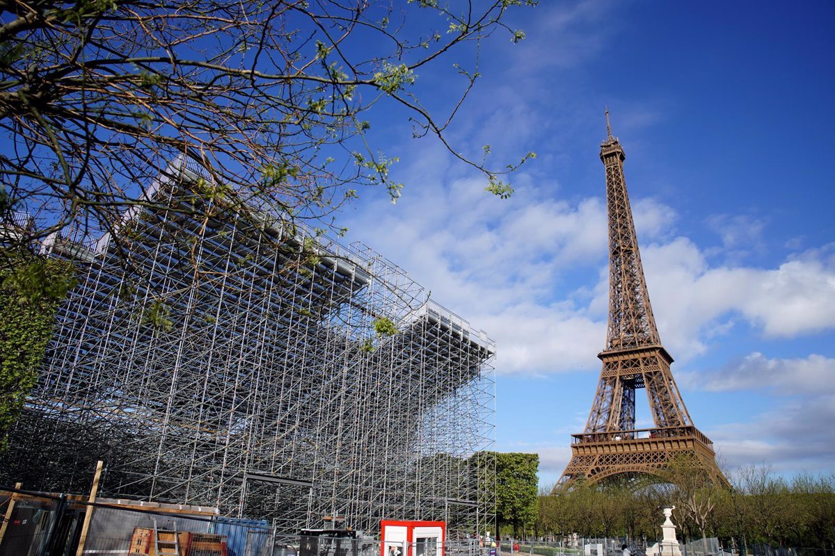 Tres búlgaros arrestados por destrozar mural del Holocausto en París