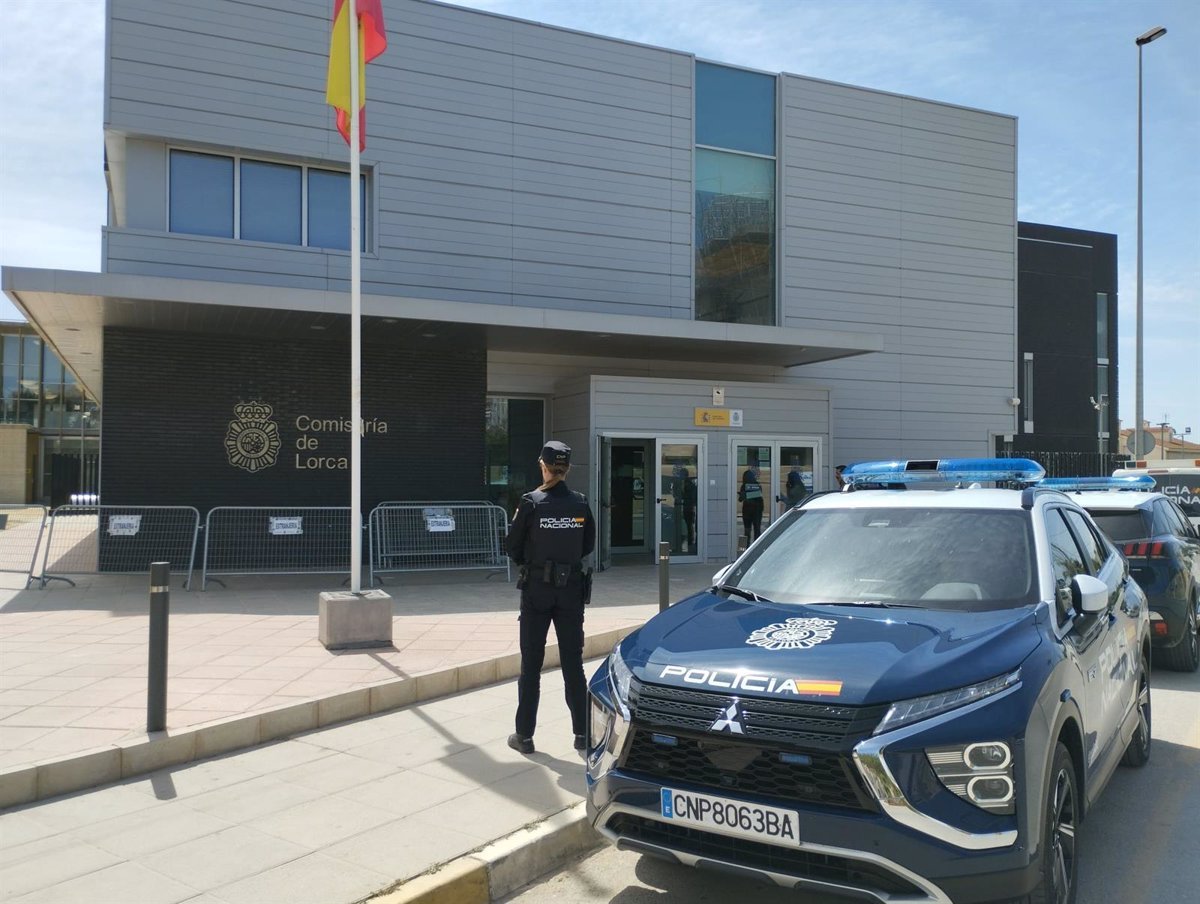 Tres personas detenidas por robo de alianza de boda en joyería de Lorca