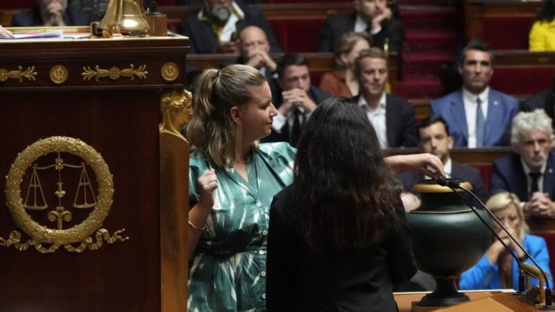 Yaël Braun-Pivet, del partido de Emmanuel Macron, reelegido presidente de la Asamblea Nacional.