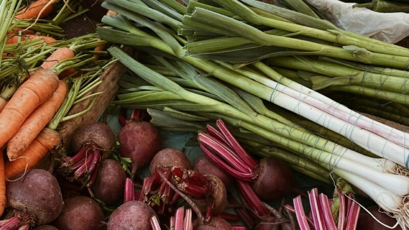 ¿Por qué es importante sembrar zanahorias con puerros en la huerta?