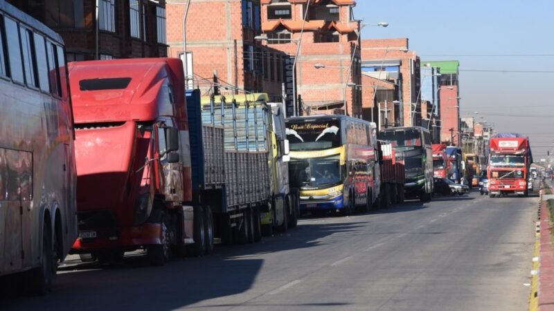 Camioneros bolivianos en huelga bloquean carreteras por falta de combustible – Protesta de camioneros bolivianos por escasez de combustible