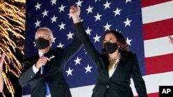 ARCHIVO - El entonces candidato demócrata Joe Biden y su compañera de fórmula, la senadora Kamala Harris, demócrata por California, miran los fuegos artificiales durante el cuarto día de la Convención Nacional Demócrata, el 20 de agosto de 2020, en Wilmington, Delaware.