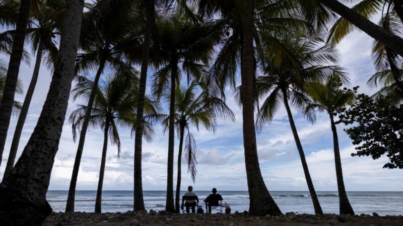 La tormenta Ernesto se intensifica tras su paso por Puerto Rico