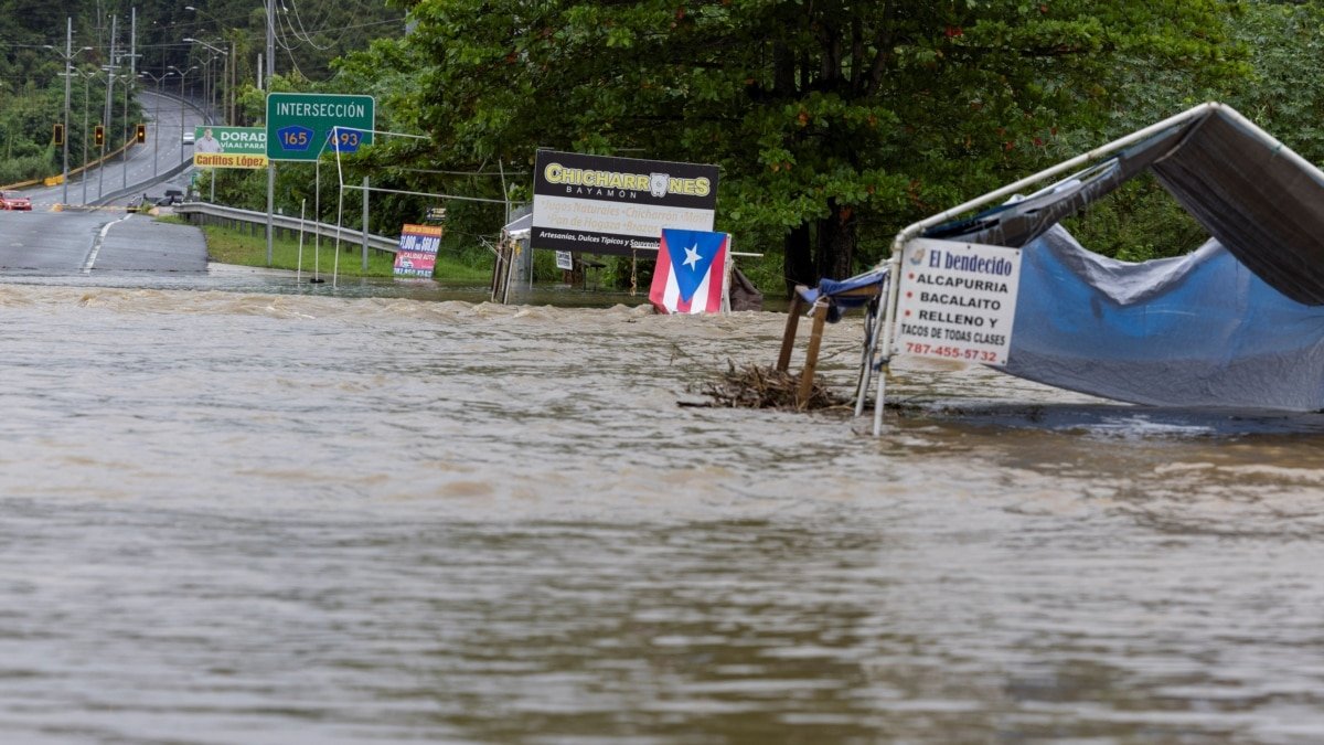 Ernesto se convierte en huracán categoría 1 y abandona Puerto Rico, capturado en fotos.