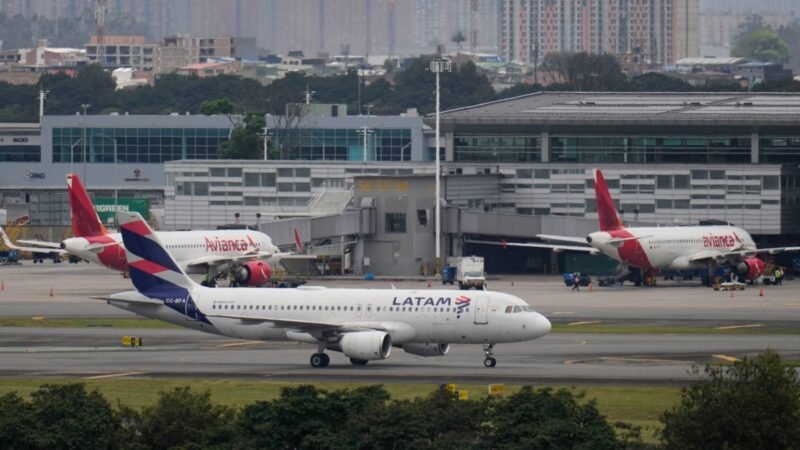 Colombia lucha por suministrar combustible para aviones, pero niega la escasez