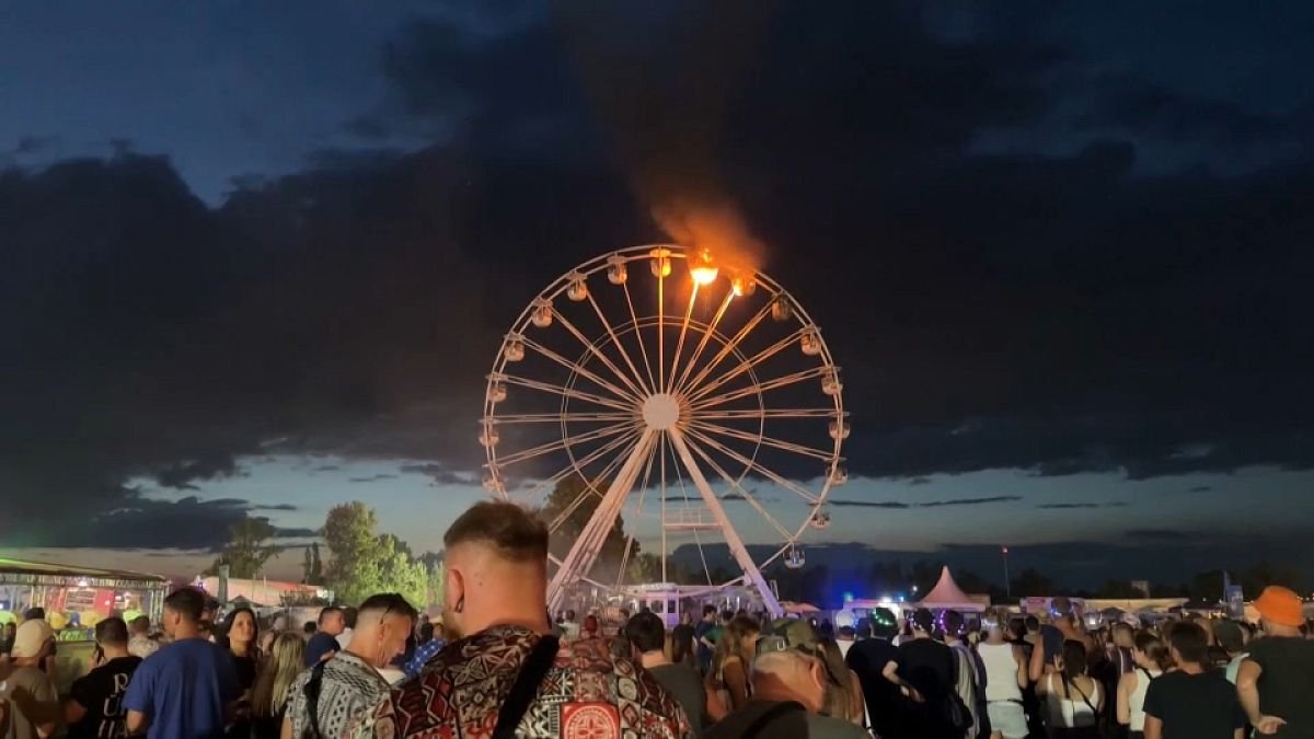 23 heridos tras incendio en noria del festival de Leipzig.