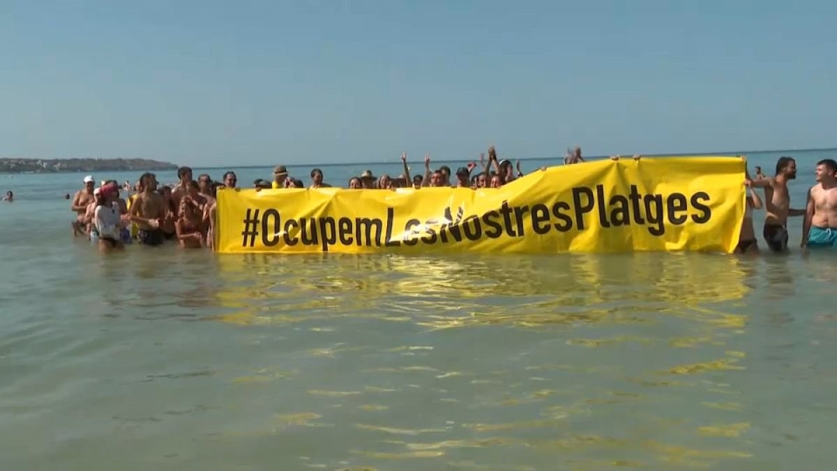 Activistas se bañan en protesta contra turismo de masas en Mallorca.