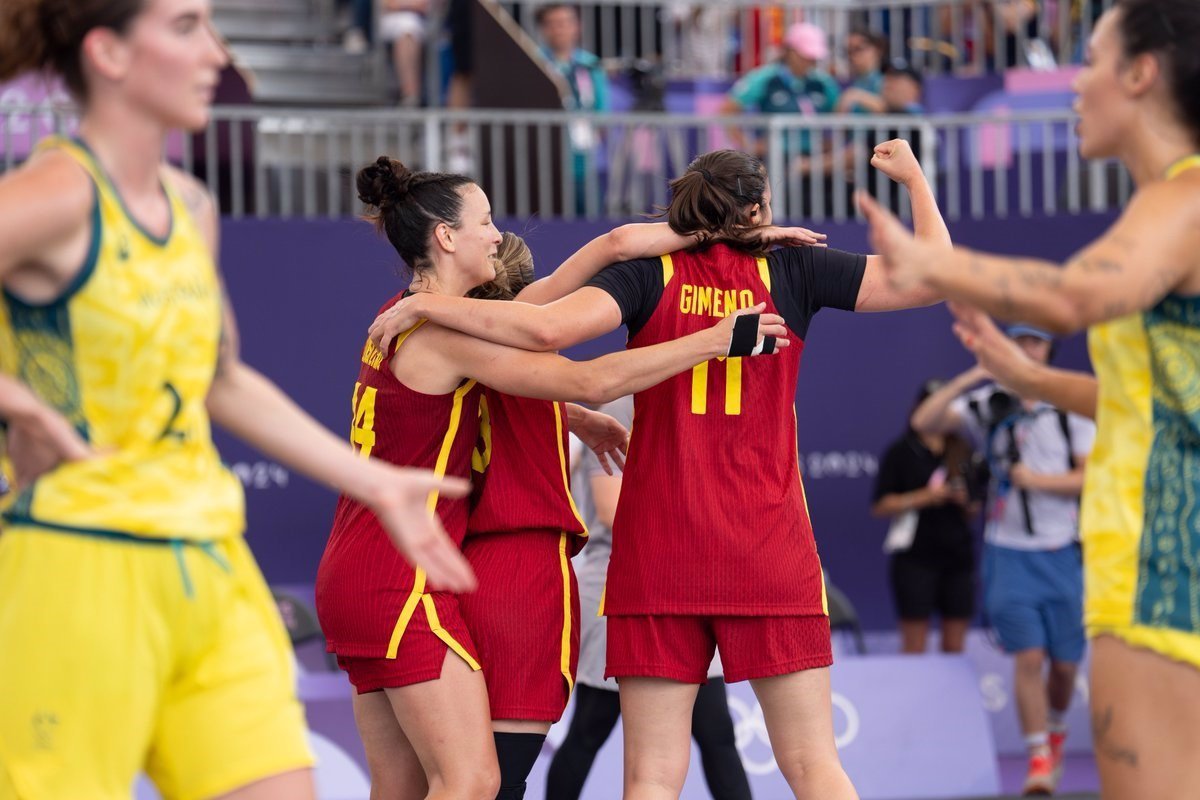 Baloncesto y fútbol 3×3 buscan medallas en escalada y natación artística.