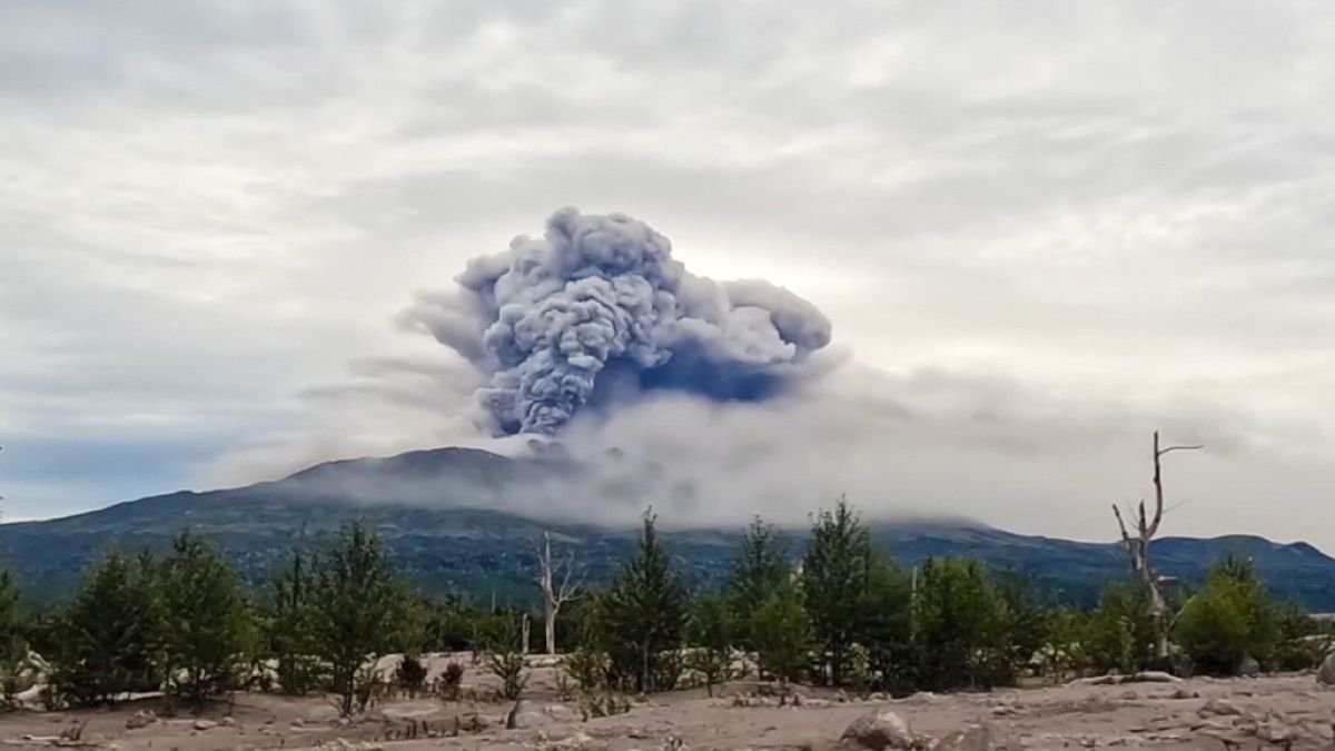 El volcán ruso Shiveluch despierta tras terremoto y deja columnas de ceniza de 5 km.