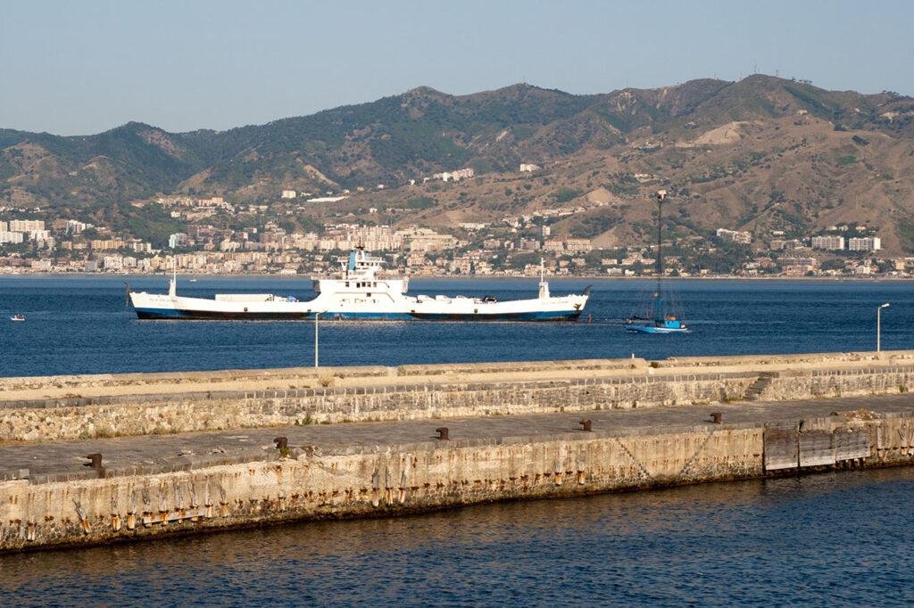 Ferry en coche por el estrecho de Messina: precios, información y consejos útiles.