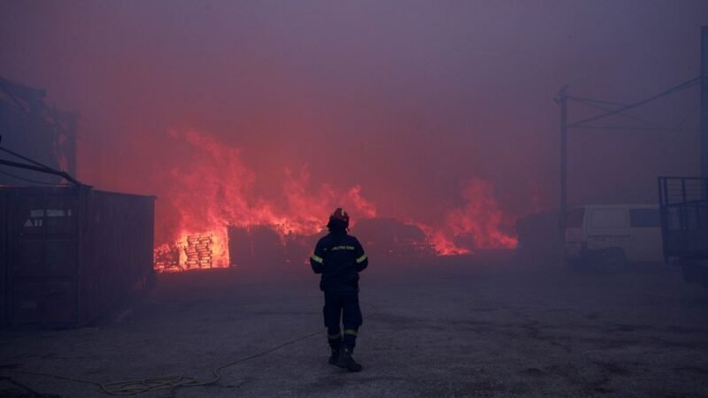 Incendio en Grecia arrasa más de 40.500 hectáreas en tres días