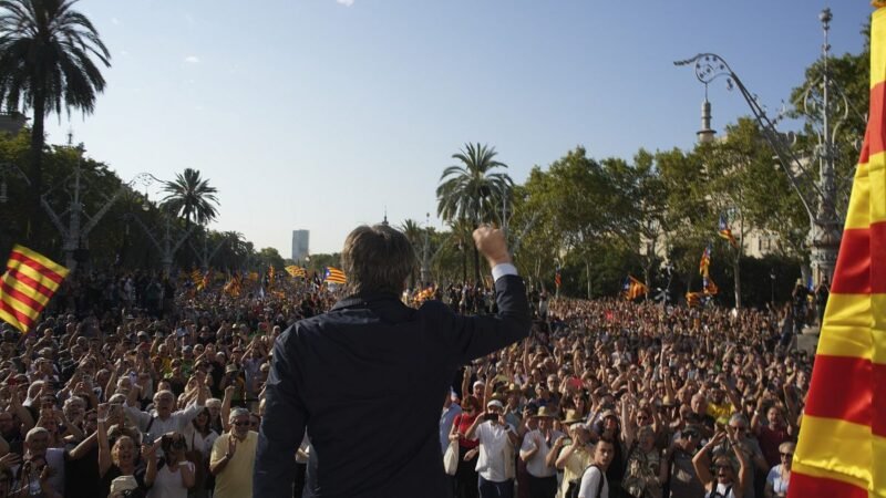 Puigdemont regresa a España para asistir a su homenaje