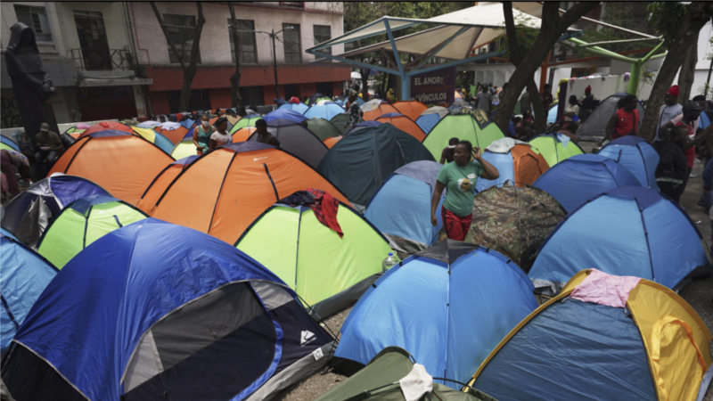 Migrantes en Ciudad de México improvisan vida en campamentos mientras esperan asilo en EE.UU.