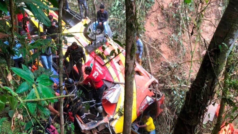 Tragedia en Ecuador: 9 muertos y 13 heridos en accidente de autobús