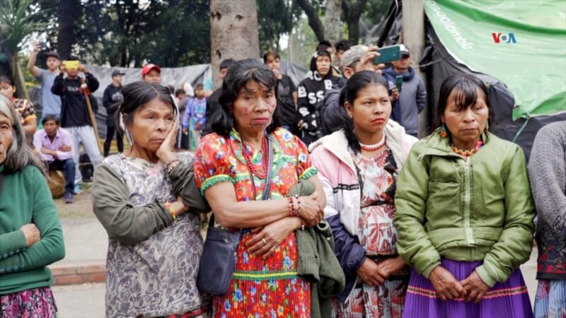 Indígenas embera desplazados por el conflicto regresan a sus hogares tras años en Bogotá.