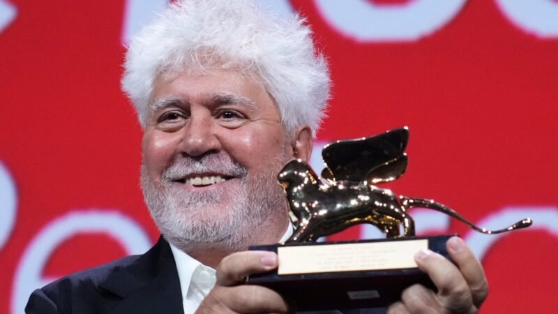 La habitación de al lado» de Almodóvar gana el León de Oro en Venecia. – «Premio máximo en Venecia para la película de Almodóvar