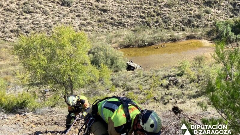 Rescate de persona atrapada en vehículo tras caída en barranco en Nuévalos