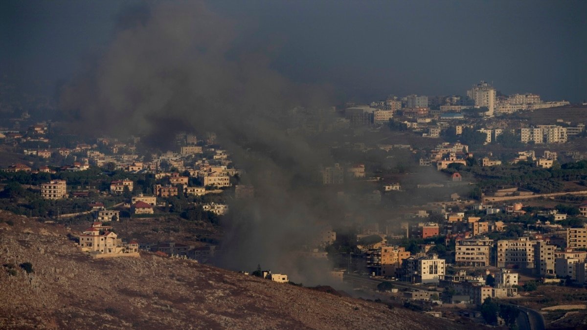 Civiles libaneses huyen de sus hogares en caravanas interminables en busca de refugio lejos de las bombas israelíes.

Miles de personas en Líbano escapan de sus hogares en caravanas debido a los bombardeos israelíes.

Los habitantes de Líbano buscan protección lejos de las explosiones israelíes, huyendo en caravanas masivas.

Caravanas interminables de civiles libaneses buscan refugio lejos de las bombas que caen en su país.