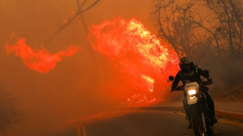 Incendio forestal en Quito afecta viviendas y llena la ciudad de humo