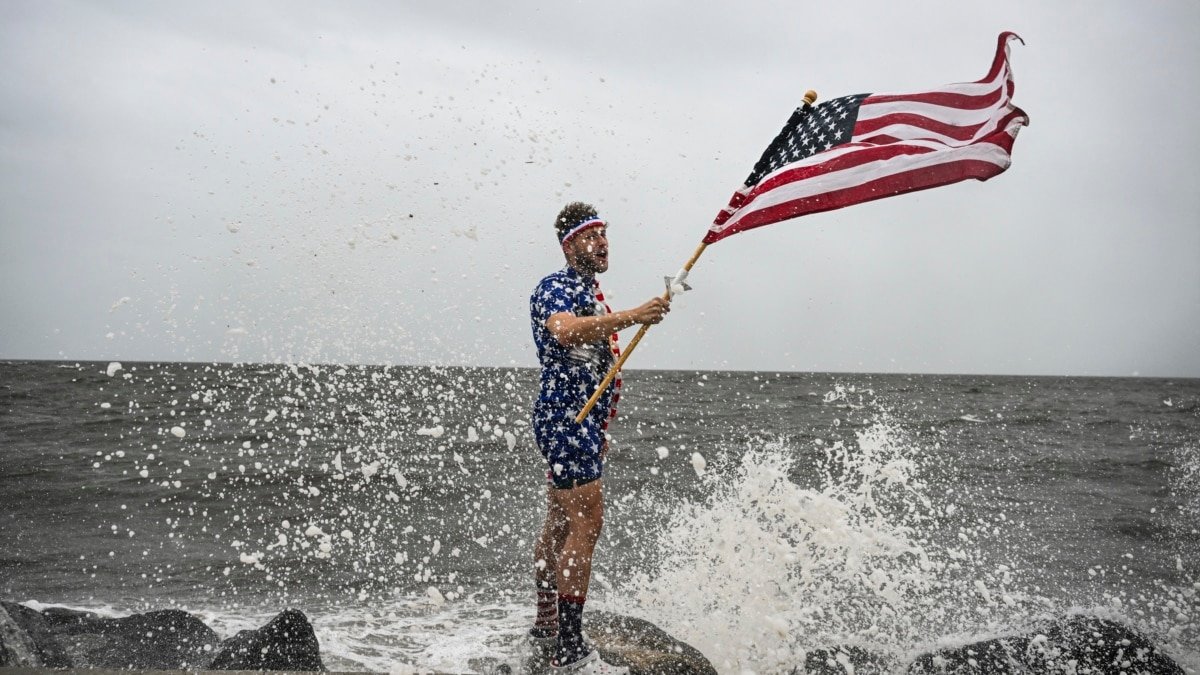 Helene se debilita a huracán de categoría 1 tras tocar tierra en Florida

Helene disminuye su fuerza a categoría 1 al llegar a Florida.

Helene se convierte en huracán de categoría 1 al tocar tierra en Florida.