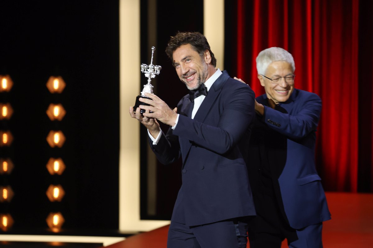 Bardem dedica premio Donostia a su madre y a Penélope Cruz y alerta sobre la actualidad: «Es más fácil odiar» – Reconocimiento y reflexión del actor en el Festival de San Sebastián