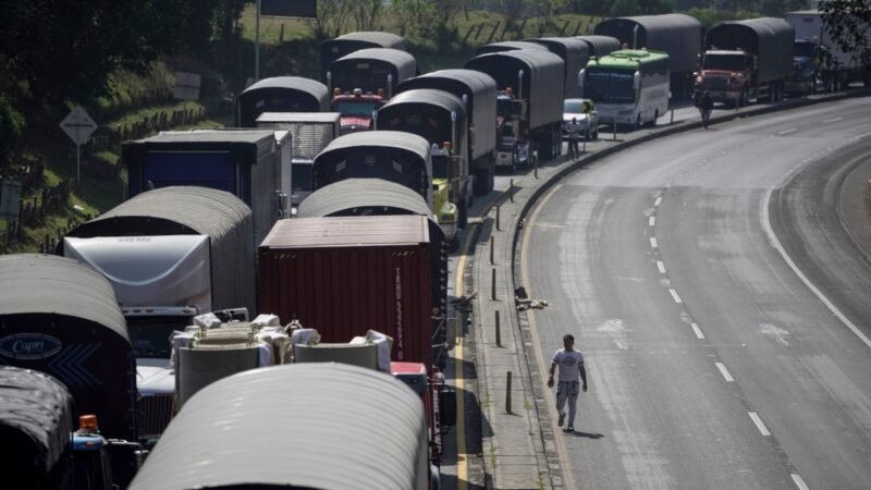 Camioneros mantienen paro contra gobierno del Petro y afectan entregas en ciudades.