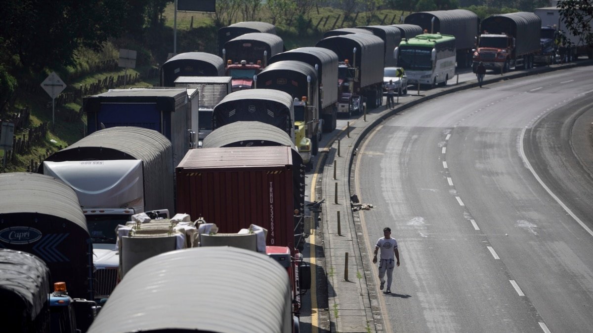 Camioneros mantienen paro contra gobierno del Petro y afectan entregas en ciudades.