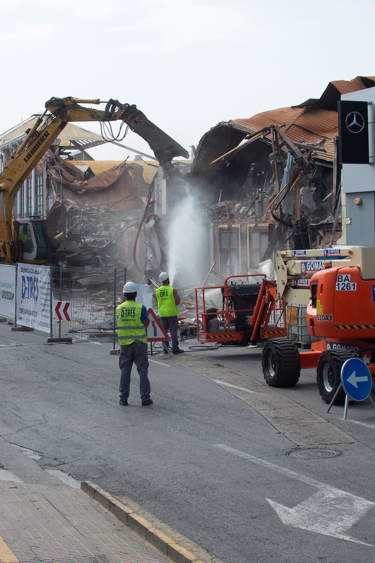 Comienza demolición de naves afectadas por incendio de Atalayas con 13 muertos