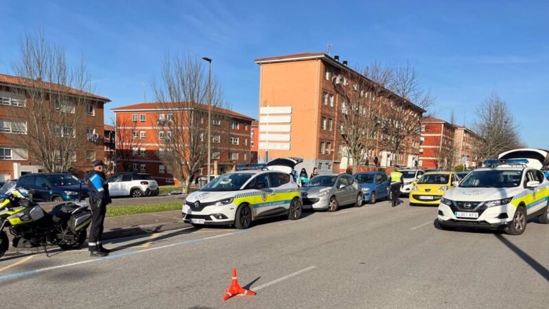 Conductor ebrio de 73 años choca dos coches y escapa