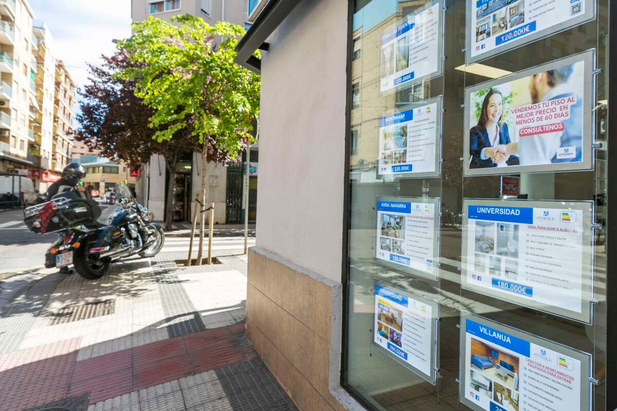 ZARAGOZA. 11.04.2024.- Anuncios en una agencia inmobiliaria de Zaragoza. Las compraventas de viviendas aumentaron en febrero un 21% en Aragón respecto al mismo mes del año pasado, las hipotecas un 27% y los precios un 16%, tipos superiores a la media nacional en los tres casos, según los datos publicados este viernes por el Consejo General de el Notario. EFE/Javier Cebollada