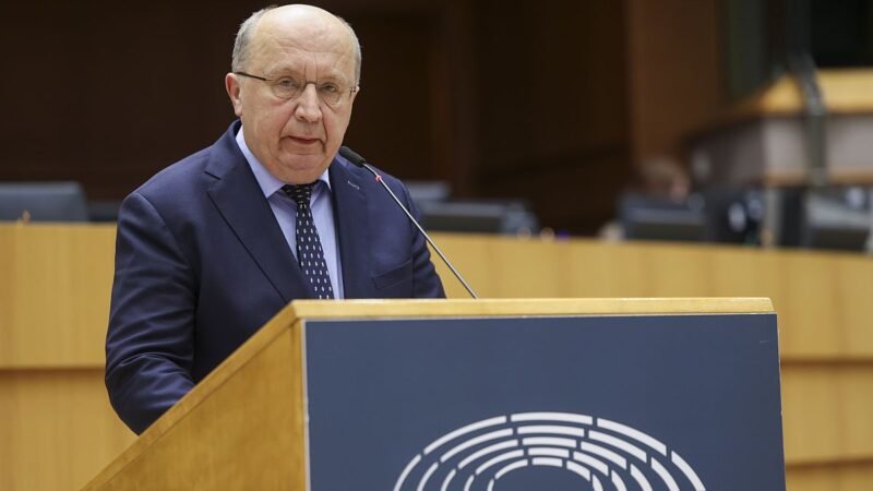 El comisario de Defensa de la UE, Andrius Kubilius, busca financiamiento con eurobonos