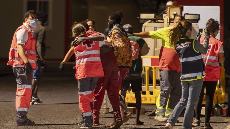 Interceptan piragua con 175 migrantes cerca de El Hierro al amanecer