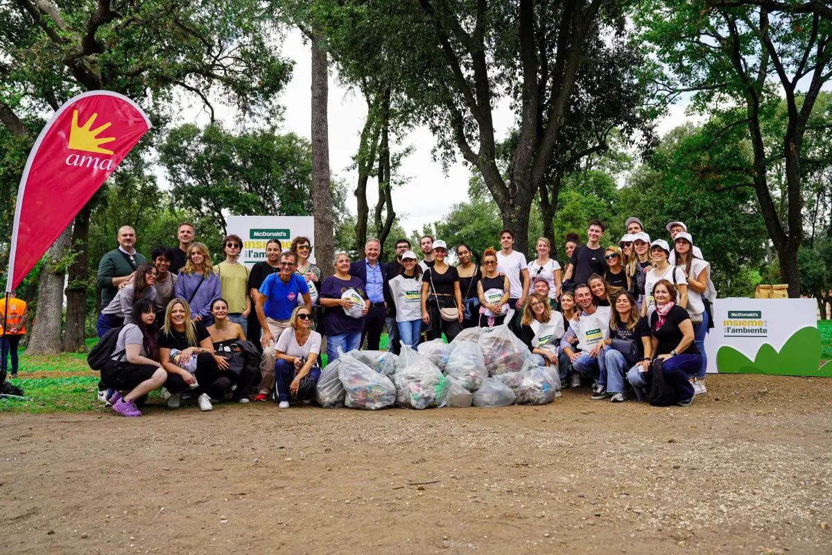 Más de 250 voluntarios de McDonald’s limpian Roma.