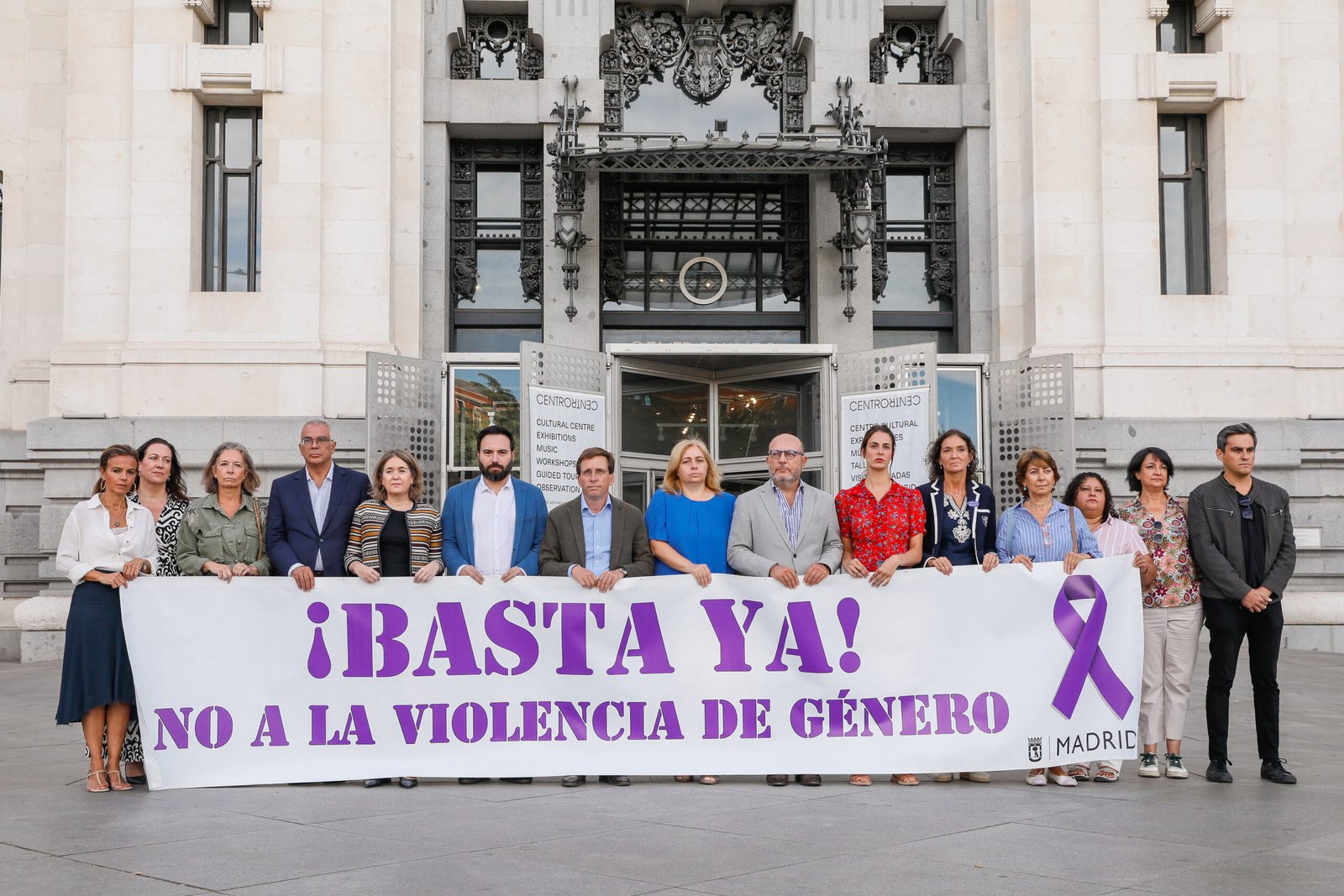 Minuto de silencio del Ayuntamiento por asesinato en Puente de Vallecas