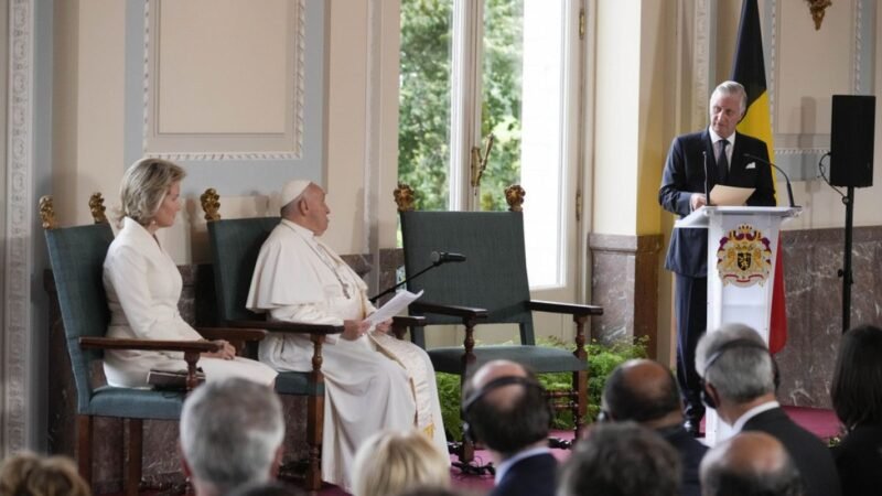 Recepción sobria y seria al Papa Francisco en Bélgica