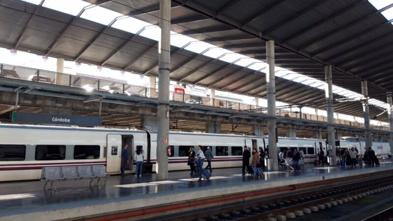 Renfe alquila tres autobuses para pasajeros varados en Córdoba