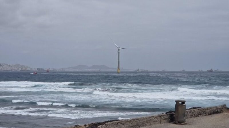 Telde (Gran Canaria) detecta mancha de combustible en su costa por vertido del Puerto de La Luz.