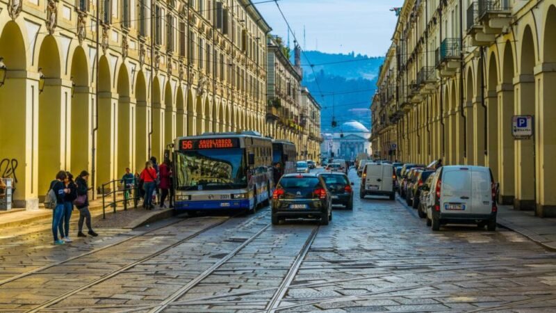 ¿Cómo funciona el servicio de transporte, cuántos kilómetros recorre y cuál es su costo?