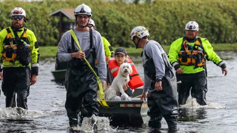 Residentes de Florida se enfrentan a calles inundadas y escombros en Milton. 

Vecinos de Florida se ven obligados a navegar por calles inundadas en la ciudad de Milton. 

Habitantes de Florida se dedican a recoger escombros en las calles tras la tormenta en Milton.