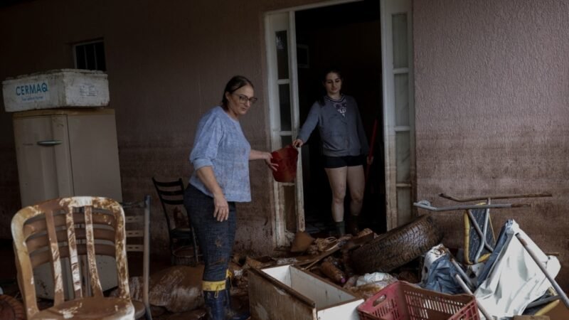 Al menos 5 muertos y 1,6 millones sin luz por lluvias en Sao Paulo

Las intensas lluvias en el estado brasileño de Sao Paulo han causado al menos 5 muertos y han dejado a 1,6 millones de personas sin electricidad.

La tragedia provocada por las precipitaciones en Sao Paulo ha generado devastación y caos, dejando a miles de personas en situación de emergencia.

Las autoridades locales han desplegado equipos de rescate para ayudar a los afectados por las inundaciones y deslizamientos de tierra en la región.