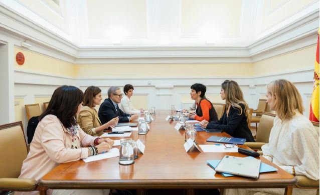 Encuentro de Elma Saiz con la Asociación Española Contra el Cáncer para recoger observaciones sobre integración laboral.