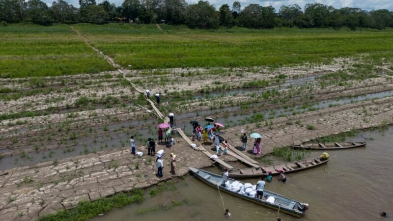 La sequía del río Amazonas afecta a comunidades indígenas en Colombia.