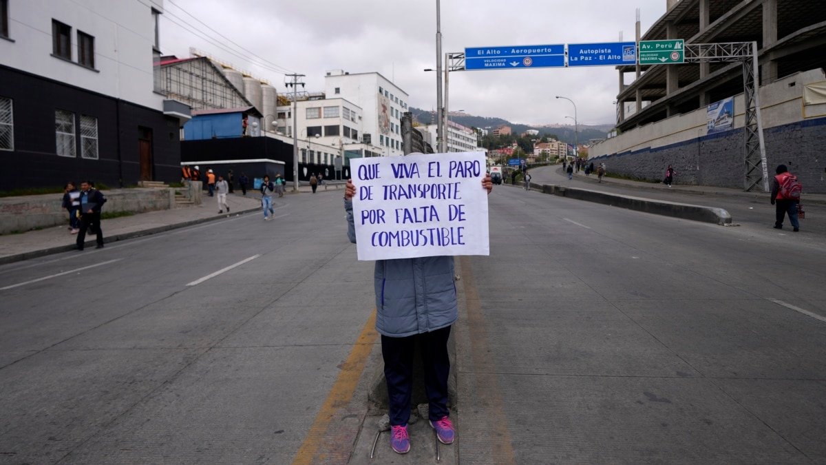 Policía boliviana intenta despejar bloqueos seguidores de Evo Morales.