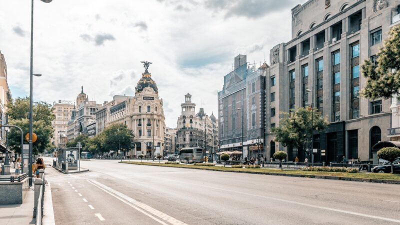 España registra un aumento del 10% en los precios hoteleros en septiembre, alcanzando el 75% de ocupación.