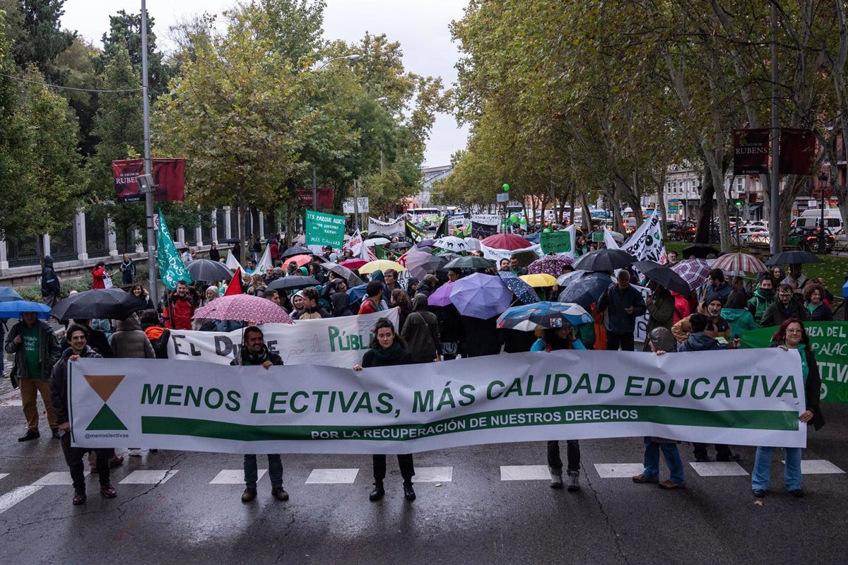 8.000 docentes protestan en Madrid por reducción de horas lectivas, tarifas y días libres